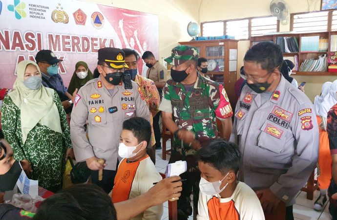 Kapolres Cirebon Kota Tinjau Vaksinasi Anak di SD Negeri Karyamulya 1 Kota Cirebon