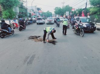 Polisi laka lantas, Bermandikan Keringat Angkat Korban Laka Meninggal Dunia