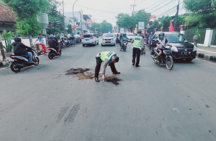 Polisi laka lantas, Bermandikan Keringat Angkat Korban Laka Meninggal Dunia