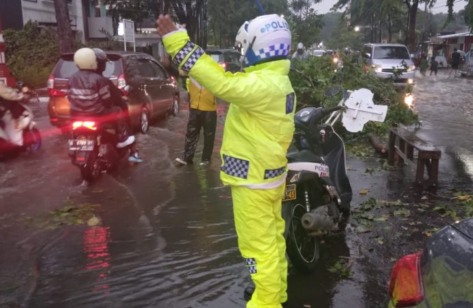 Akbp M. Fahri Siregar : Saya Apresiasi kinerja Sat samapta, tanggap dan respon Cepat pohon tumbang di jl. Cipto