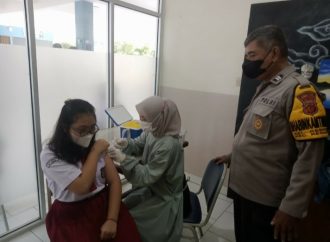 lVaksinasi Merdeka Bhabinkamtibmas Kesambi Polsek Kesambi Polres Ciko Dampingi suntik Vaksin Anak