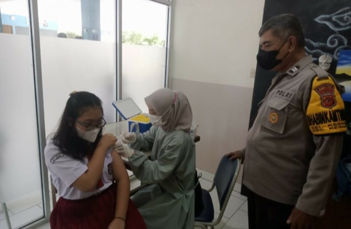 lVaksinasi Merdeka Bhabinkamtibmas Kesambi Polsek Kesambi Polres Ciko Dampingi suntik Vaksin Anak