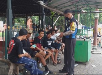 Bhabin Kasepuhan Polsek Lemahwungkuk Polres Ciko bagikan Masker dalam PPKM Level 3