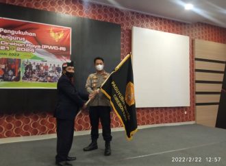 Kapolresta Cirebon melalui Kapolsek Pabuaran Serahkan Pataka ke Ketua Umum PWC-R