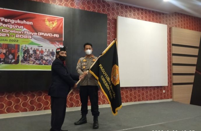 Kapolresta Cirebon melalui Kapolsek Pabuaran Serahkan Pataka ke Ketua Umum PWC-R