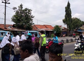 Sambil Gatur Siang, Personil Bhabin Polsek Gunungjati Ciko Polda Jabar Antisipasi Tawuran Pelajar
