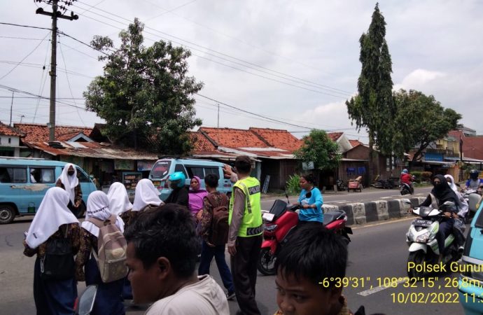 Sambil Gatur Siang, Personil Bhabin Polsek Gunungjati Ciko Polda Jabar Antisipasi Tawuran Pelajar
