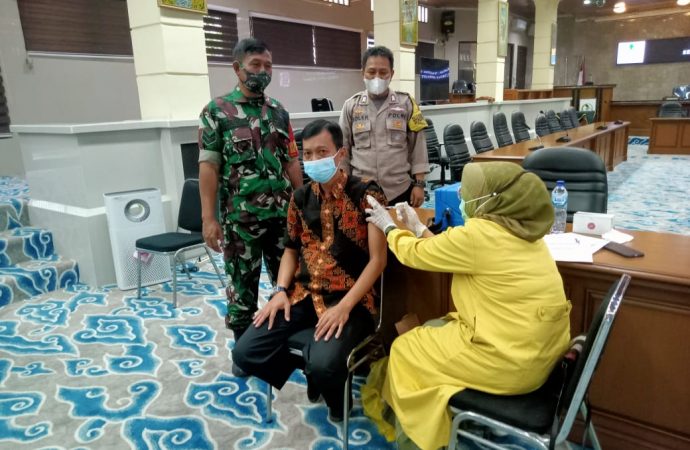 Monitroing vaksinasi booster , Bhabin Kebon baru Polsek Utbar Polres Ciko himbau prokes 5M