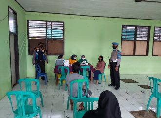 Bhabin Panjunan Polsek Lemahwungkuk Polres Ciko Pantau Suntik Vaksinasi Dosis 2 dan 3