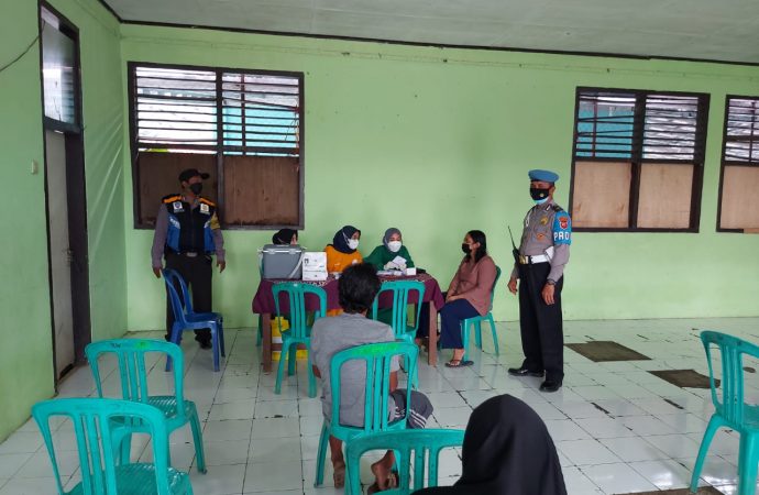 Bhabin Panjunan Polsek Lemahwungkuk Polres Ciko Pantau Suntik Vaksinasi Dosis 2 dan 3