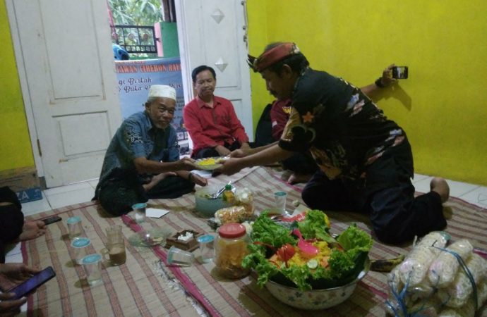 Tumpengan Hari Pers Nasional di Kantor PWC-R, Wartawan Bangun Daerah dengan Tulisan