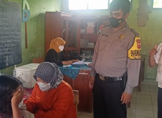 Bhabinkamtibmas Desa Pegagan Kidul Kapetakan Polres Ciko, Pantau Jalannya Vaksinasi Anak Usia 6-11 Tahun dan Boster bagi Warga