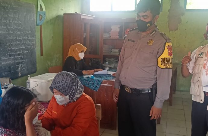 Bhabinkamtibmas Desa Pegagan Kidul Kapetakan Polres Ciko, Pantau Jalannya Vaksinasi Anak Usia 6-11 Tahun dan Boster bagi Warga