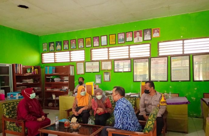 Tingkatkan Kreatifitas Siswa Bhabin Desa Babadan Gunungjati Polres Ciko, Sambang kepada Kepala Sekolah