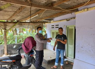 100 Pcs Masker Bhabin Banjarwangunan Polsek Mundu Polres Ciko Bagikan Gratis kepada Warga