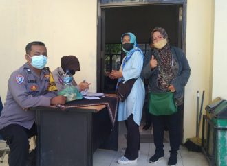 Amankan Vaksinasi Bhabinkamtibmas Harjamukti Polsek Seltim Polres Himbau Prokes Warga
