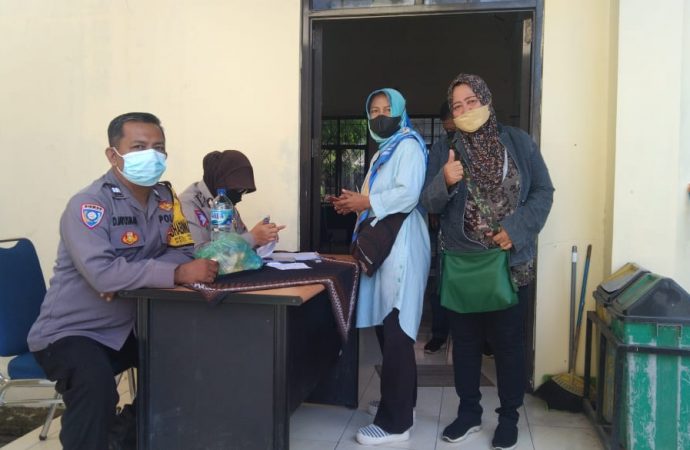 Amankan Vaksinasi Bhabinkamtibmas Harjamukti Polsek Seltim Polres Himbau Prokes Warga