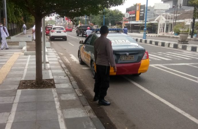 QR Polsek Utbar Polres Ciko Patroli Dialogis di Masa Pandemi Sampaikan Prokes Covid 19