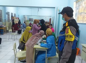 Bhabin Panjunan Polsek Lemahwungkuk Polres Ciko Pantau Suntik Vaksinasi Dosis 2