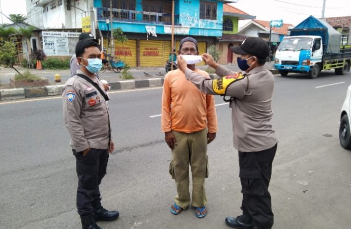 Bhabin Kertawinangun Kedawung Polres Ciko Bagikan Masker Gratis di Masa Pandemi kepada Warga