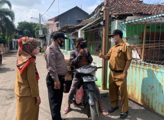 Bhabin Pekalipan Polsek Seltim Polres Ciko bersama Tim Gabungan bagikan Masker dalam PPKM Level 3