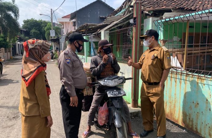 Bhabin Pekalipan Polsek Seltim Polres Ciko bersama Tim Gabungan bagikan Masker dalam PPKM Level 3