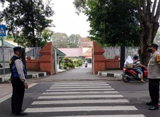 Bhabin Kesambi Polres Ciko, Disiplinkan Masyarakat Dengan Gatur Pagi