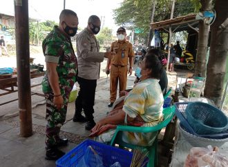 Bhabinkamtibmas Kelurahan Larangan Seltim Polres Ciko bersinergi dengan Babinsa Monitoring Vaksin