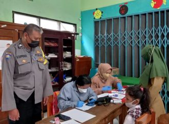 Sukseskan Vaknisasi Nasional Bhabinkamtibmas Jagastru Polsek Seltim Polres Ciko Monitoring suntik Vaksin anak