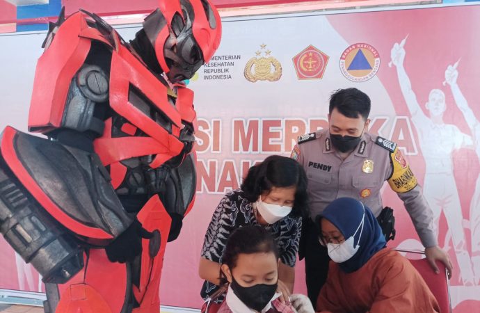 Bhabin Kejaksan Polsek Utbar Ciko & Robot, Semangati Anak-anak Vaksinasi Dosis 2