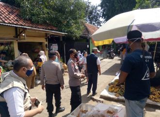 Dukung Vaknisasi Nasional Bhabinkamtibmas Jagastru Polsek Seltim Polres Ciko Monitoring Suntik Vaksin anak