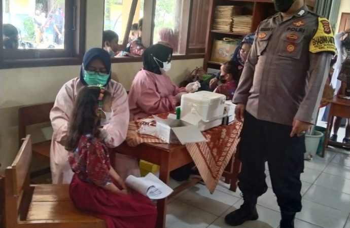 Monitroing Vaksinasi bagi Anak , Bhabin Sutawinangun Polsek Kedawung Polres Ciko Himbau Prokes 5M