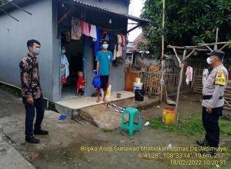 Wujud Kepedulian , Bhabin Jadimulya Polsek Gunung Jati Polres Ciko Bagikan Sembako kepada Warga Isoman