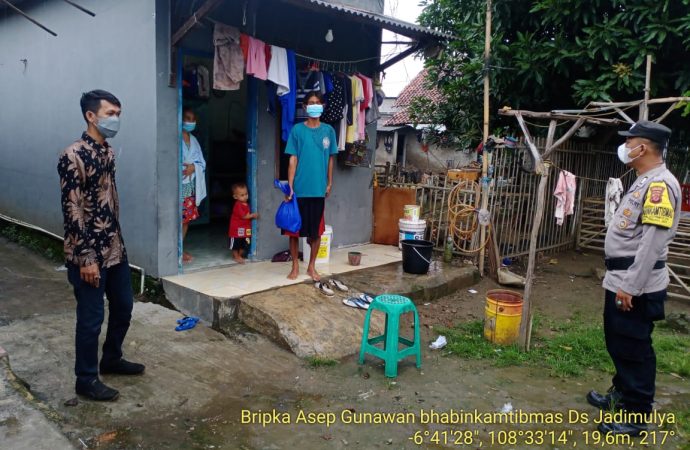 Wujud Kepedulian , Bhabin Jadimulya Polsek Gunung Jati Polres Ciko Bagikan Sembako kepada Warga Isoman