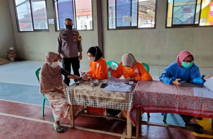 Gencar Percepatan Target Vakisinasi , Bhabin Kalitengah Polsek Kedawung Polres Ciko Pantau Suntik Vaksinasi Dosis 1 , 2 dan 3