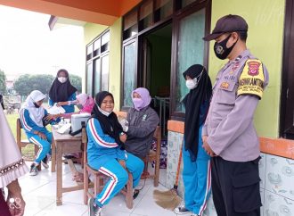 Bhabin Mundu Mesigit Polsek Mundu Polres Ciko Himbau Prokes Saat Monitoring Vaksinasi dosis 2 bagi anak