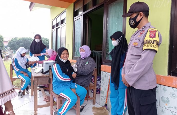 Bhabin Mundu Mesigit Polsek Mundu Polres Ciko Himbau Prokes Saat Monitoring Vaksinasi dosis 2 bagi anak
