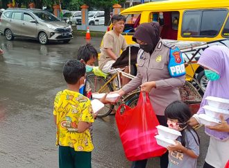 Polresta Cirebon Bagikan Paket Makanan kepada Masyarakat Terdampak Pandemi Covid-19