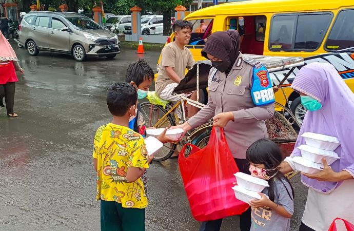 Polresta Cirebon Bagikan Paket Makanan kepada Masyarakat Terdampak Pandemi Covid-19