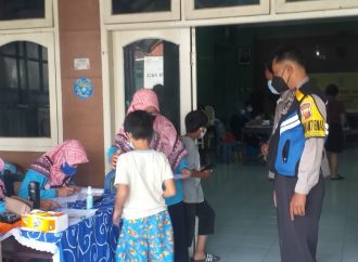 Bhabin Kasepuhan Polsek Lemahwungkuk Polres Ciko Pantau Suntik Vaksinasi Dosis 2 dan 3