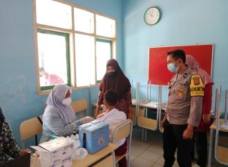 Monitroing Vaksinasi bagi Anak , Bhabin Battembat Polsek Kedawung Polres Ciko Himbau Prokes 5M