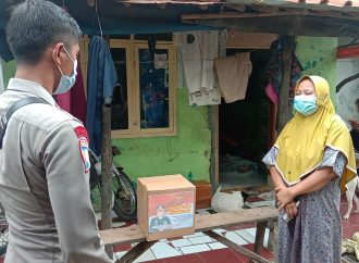 Wujud kepedulian TNI-Polri, Bhabin Kertasura Polsek Kapetakan Polres Ciko Bagikan Sembako Kepada Warga Dampak Covid 19
