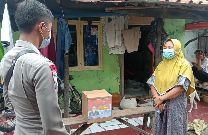 Wujud kepedulian TNI-Polri, Bhabin Kertasura Polsek Kapetakan Polres Ciko Bagikan Sembako Kepada Warga Dampak Covid 19