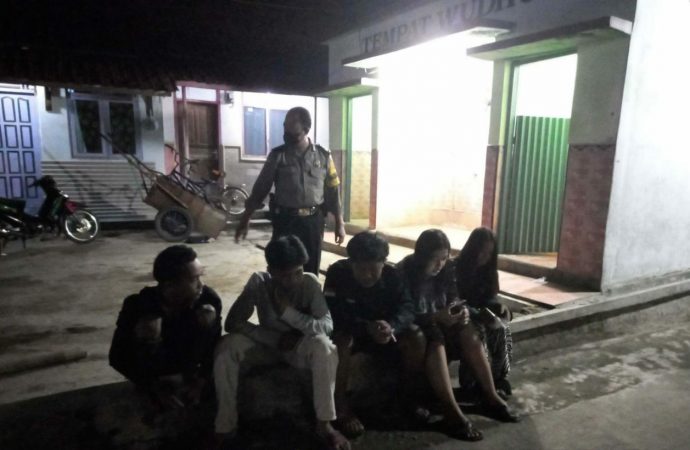Bhabin Jatimerta Polsek Gunungjati Polres Ciko Patroli Dialogis di masa PPKM level 3