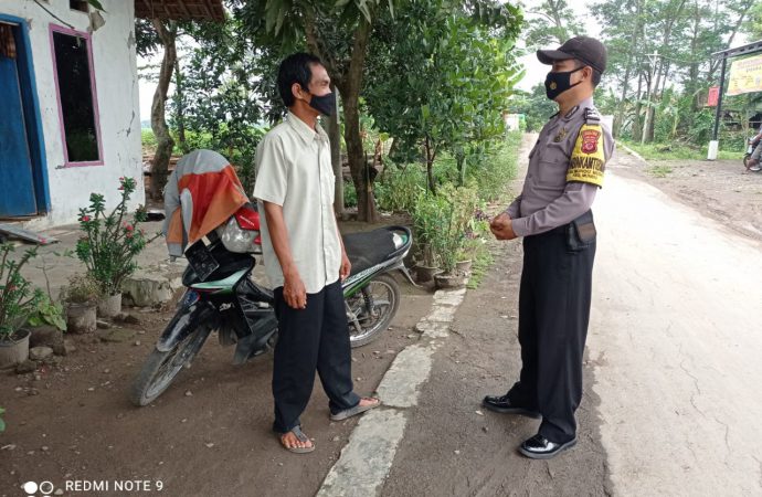Inovasi Program Jamblang, Bhabin Mundu Mesigit Polsek Mundu Polres Ciko Himbau Prokes kepada Warga