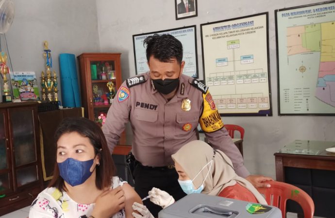 Monitroing Vaksinasi Dosis 1, 2 dan 3 , Bhabin Kejaksan Polsek Utbar Polres Ciko Himbau Prokes 5m kepada Warga