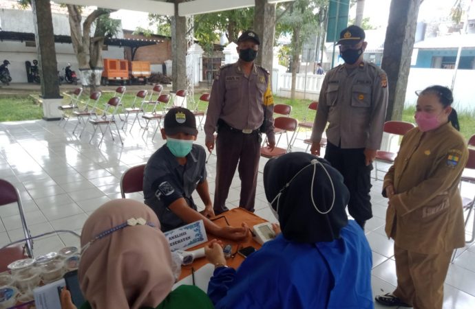 Sukseskan Percepatan Vaksinasi Bhabin Pegambiran Polsek Lemahwungkuk Polres Ciko Monitoring Suntik Vaksin Dosis 1,2 dan 3