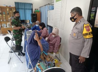 Bhabinkamtibmas Kesambi Polsek Kesambi Polres Ciko Monitoring Vaksinasi dosis 3 ( Booster)