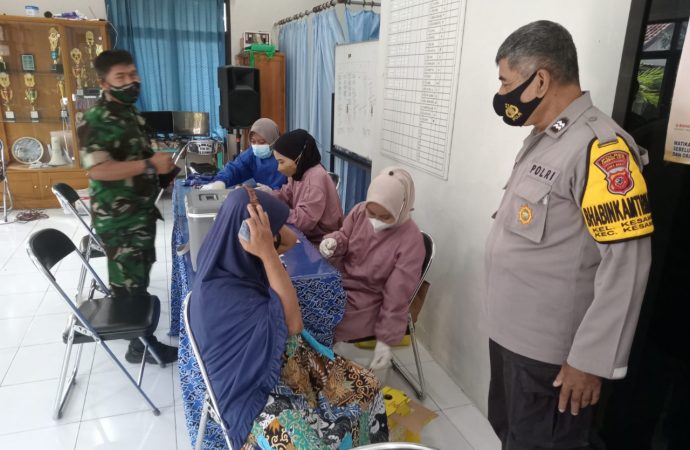 Bhabinkamtibmas Kesambi Polsek Kesambi Polres Ciko Monitoring Vaksinasi dosis 3 ( Booster)