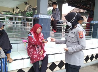 Personil Polsek Kedawung Ciko, bagikan Ratusan masker guna cegah penyebaran Covid19 pada PPKM Level 3
